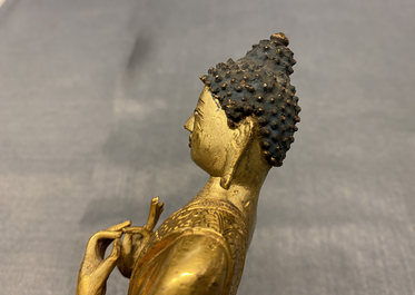 Een Chinese vergulde bronzen figuur van Boeddha, Kangxi